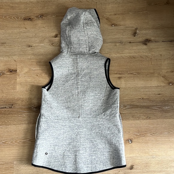 Lululemon size 6 reversible hooded vest. - Picture 2 of 4